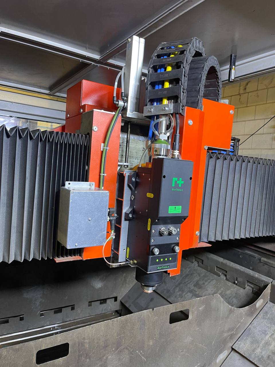 Kopf der umgebauten Bystronic Laserschneidmaschine auf Fasertechnologie