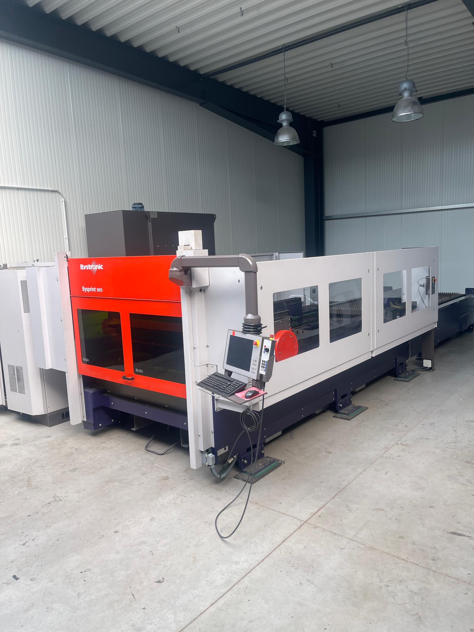 Bystronic Laser gebraucht – BySprint 3015 CO2 umgebaut auf Faserlaser in Lagerhalle