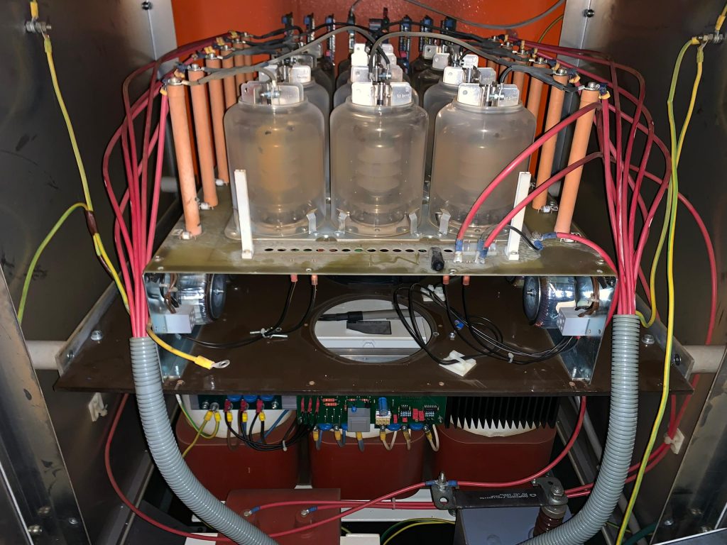 Techniker führt Bystronic Laser Service durch – Reparatur und Wartung an einer CO₂-Lasermaschine