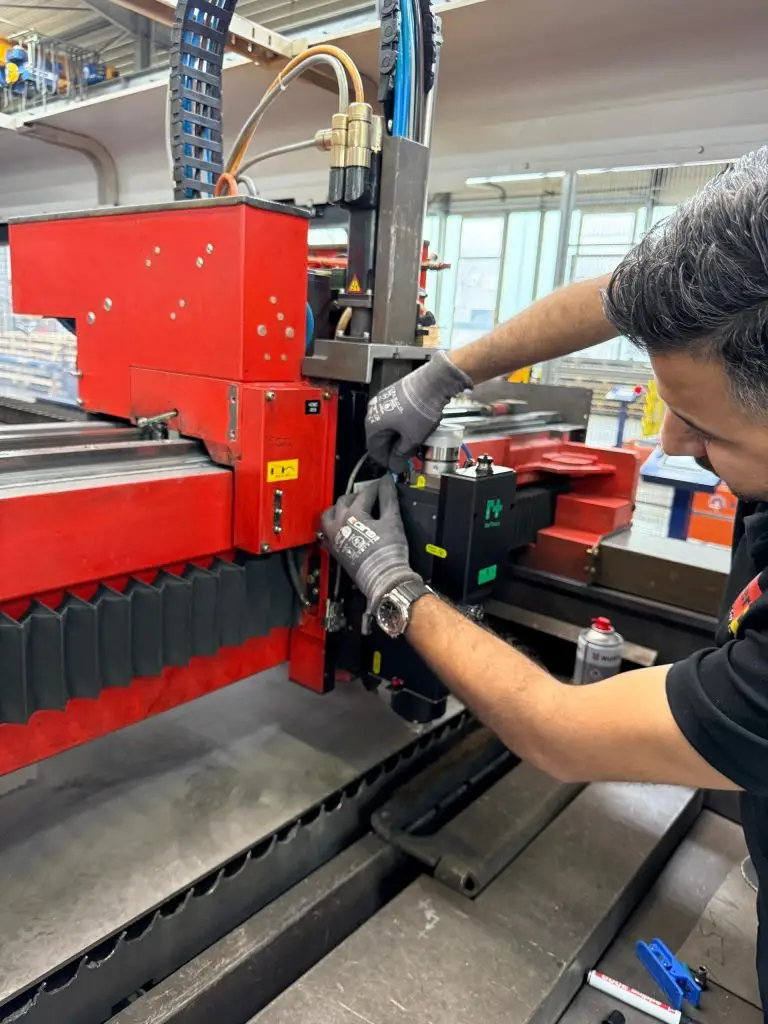 Installation eines RayTools Schneidkopfes auf einer Bystronic Laserschneidanlage durch Techniker