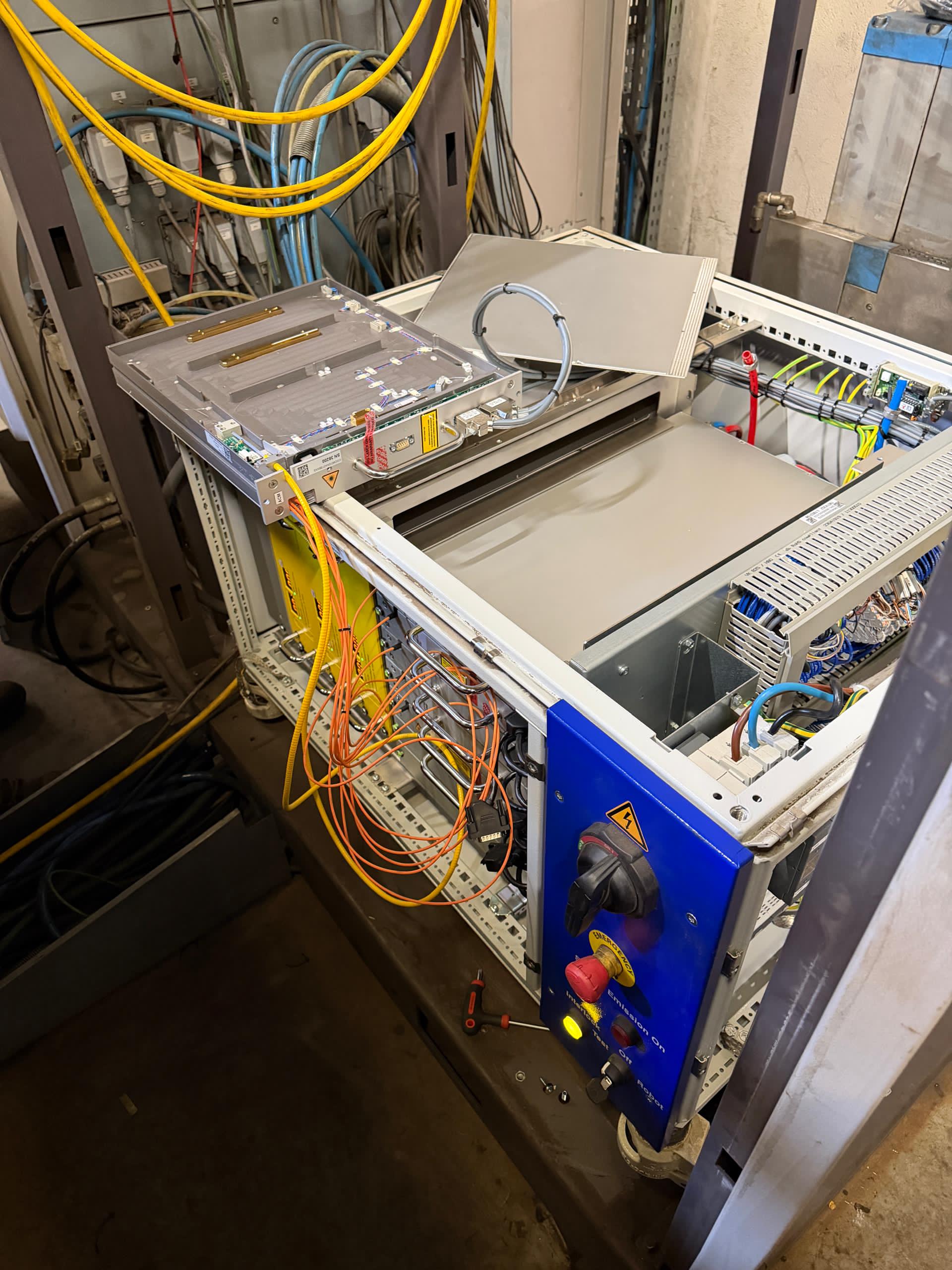 Reparatur einer Faserlaserquelle in einer industriellen Laserschneidmaschine