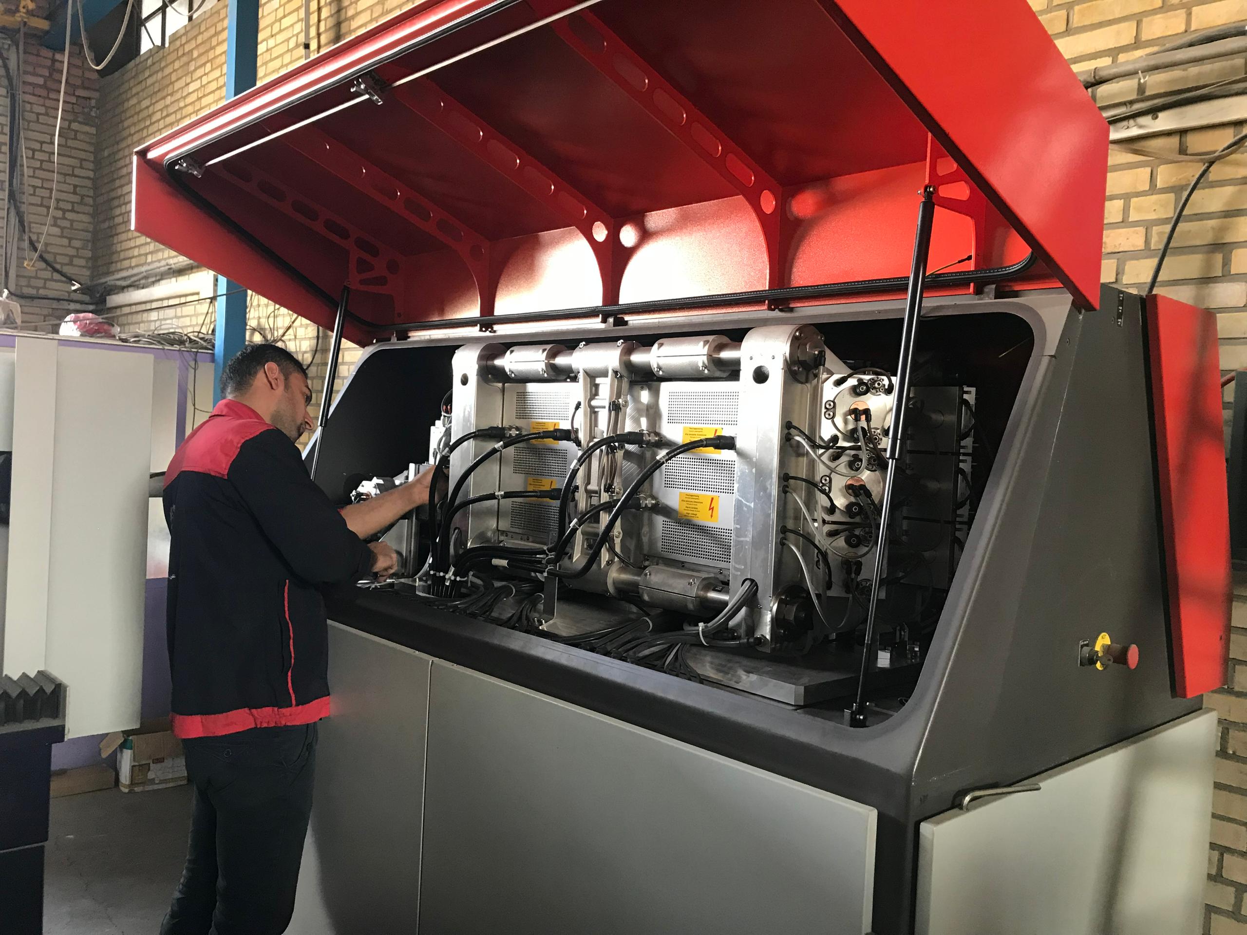 Techniker bei der Wartung einer CO₂-Laserschneidanlage