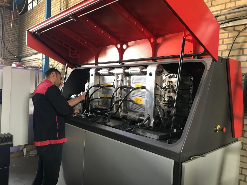 Servicetechniker bei Arbeiten an einer geöffneten CO₂-Laserschneidanlage